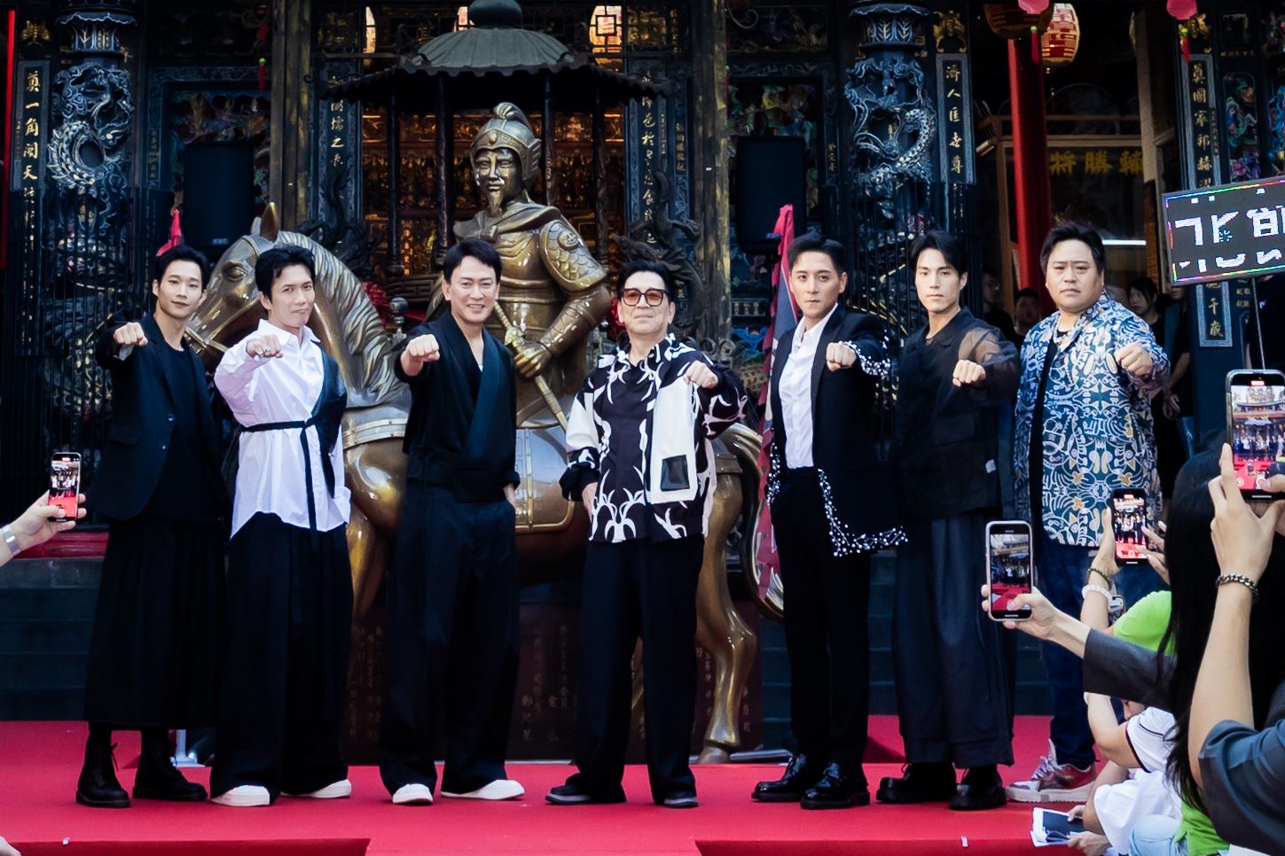 《角頭－鬥陣欸》回到福地！明星群化身「西裝潮男團」擠爆基隆廟口-附圖3