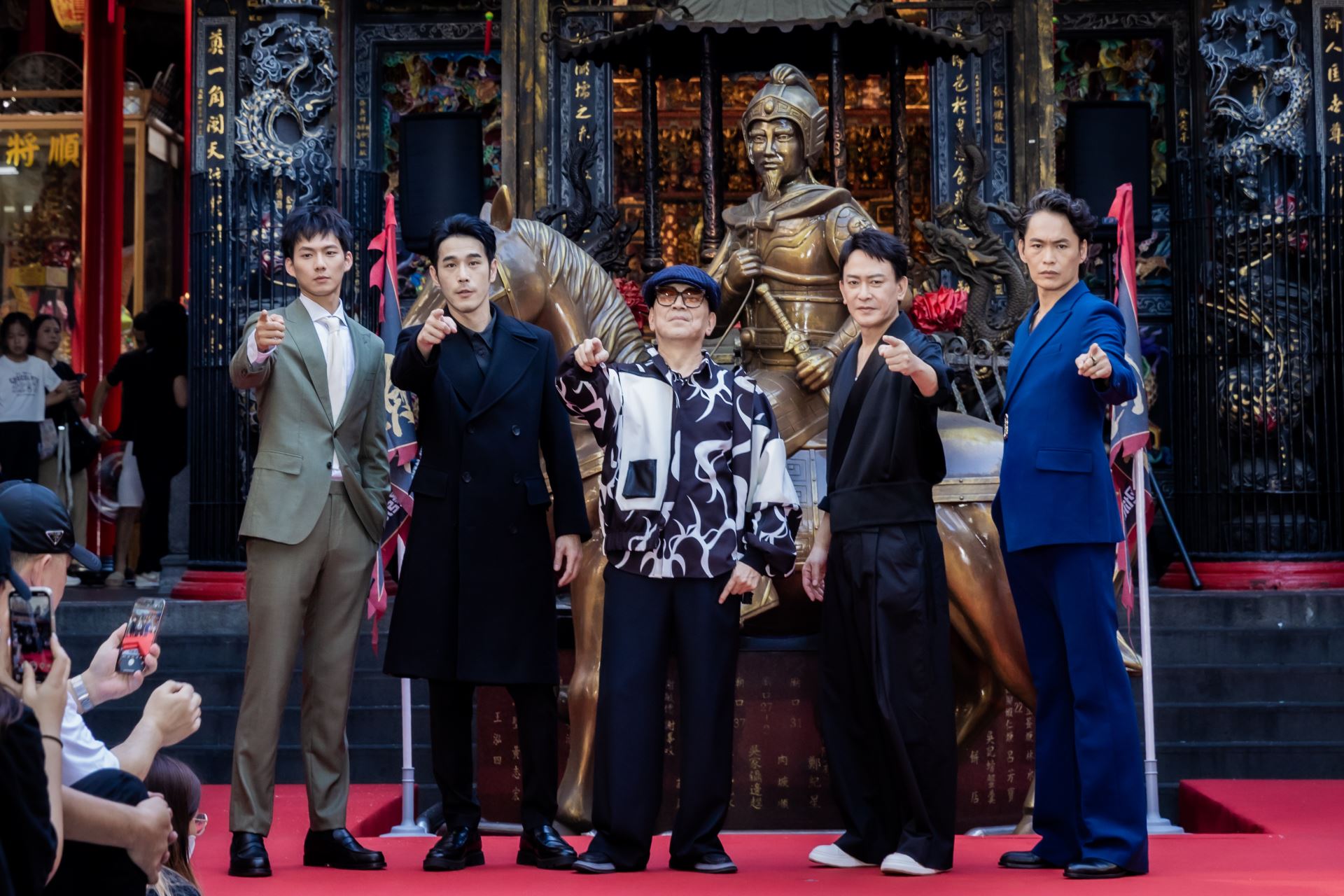 《角頭－鬥陣欸》回到福地！明星群化身「西裝潮男團」擠爆基隆廟口-附圖1
