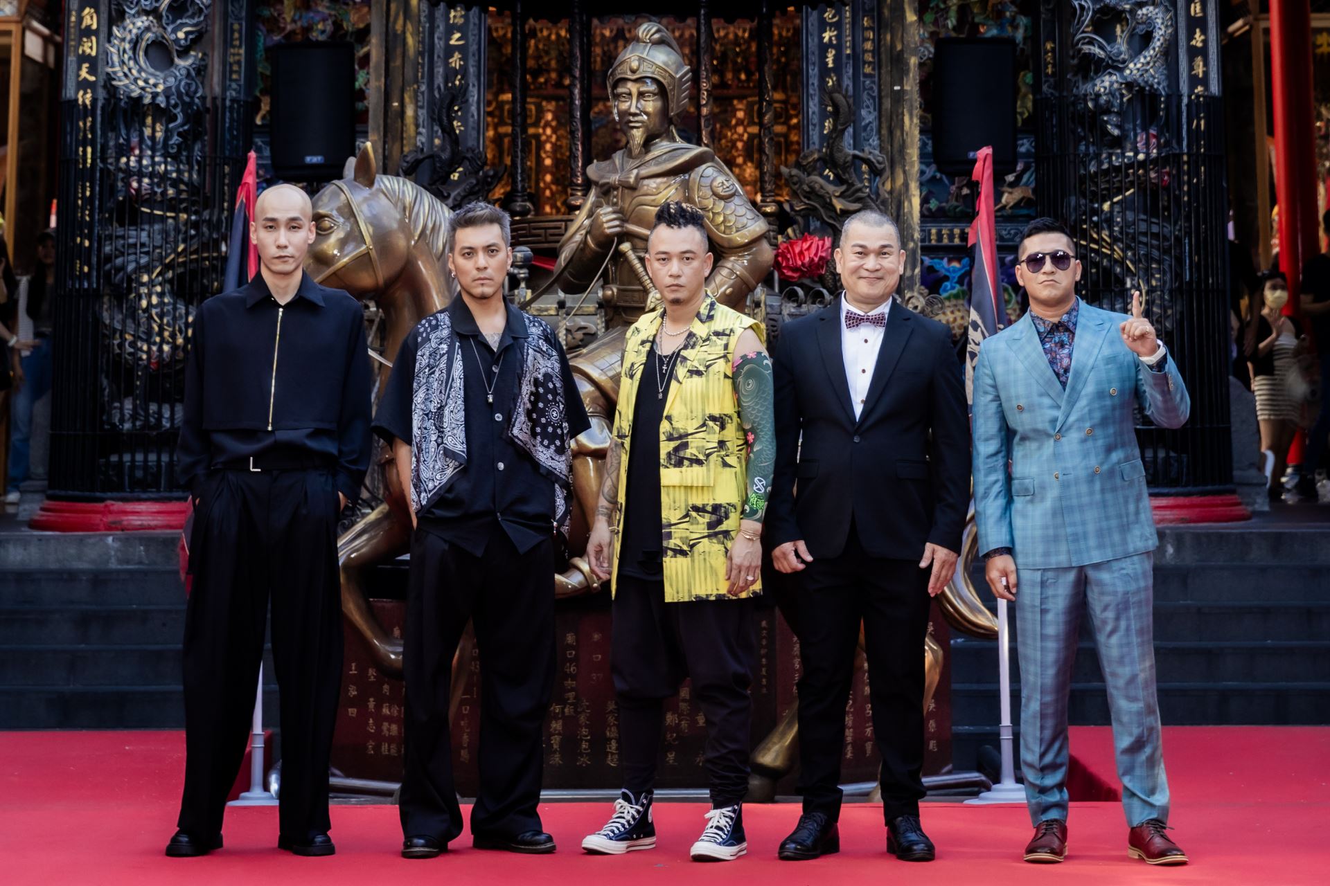 《角頭－鬥陣欸》回到福地！明星群化身「西裝潮男團」擠爆基隆廟口-附圖2